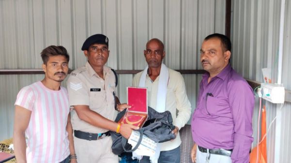 "ट्रेन में यात्री का अकलतरा में लाखों के जेवर हुआ पार आरपीएफ चांपा की सक्रियता से यात्री को सौंपा