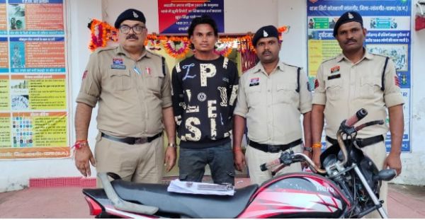 अंधेरे का फायदा उठाकर रात्रि में कार के सामने मोटर सायकल खड़े  कर पिस्टल दिखाकर डराने धमकाने वाला आरोपी आया पुलिस के गिरफ़्त में