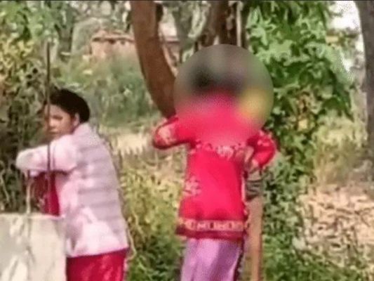 KG-2 के छात्र को पेड़ पर लटकाया, संचालक पर FIR: