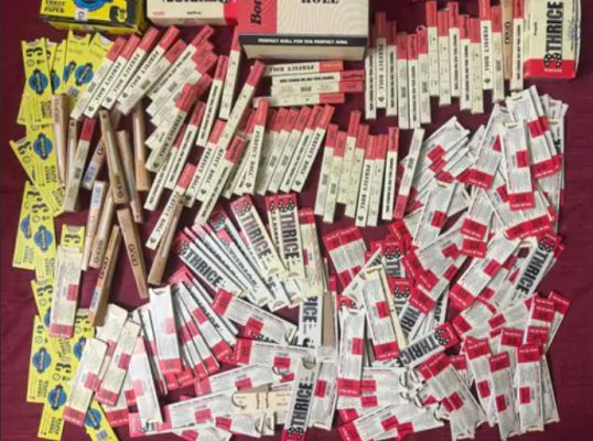 2 लाख के रोलिंग पेपर जब्त, 9 दुकानें सील