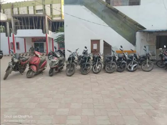 गाड़ी चोरी करने वाला इंजीनियर गिरफ्तार