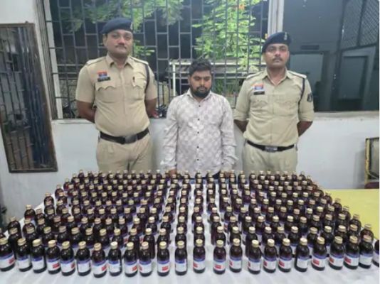 25 लीटर नशीली कफ सिरप के साथ तस्कर गिरफ्तार