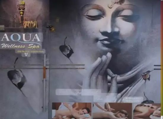 स्पा सेंटर में कस्टमर्स से सेक्स करने दबाव बनाया