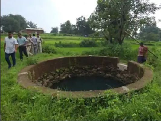 कुएं में मिली लेक्चरर की नाबालिग बेटी की लाश