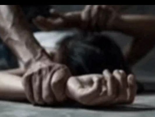 बिलासपुर में रेलवे अफसर ने सेक्स करने डाला दबाव:महिला-कर्मचारी के विरोध करने पर नौकरी से निकालने दी धमकी, 