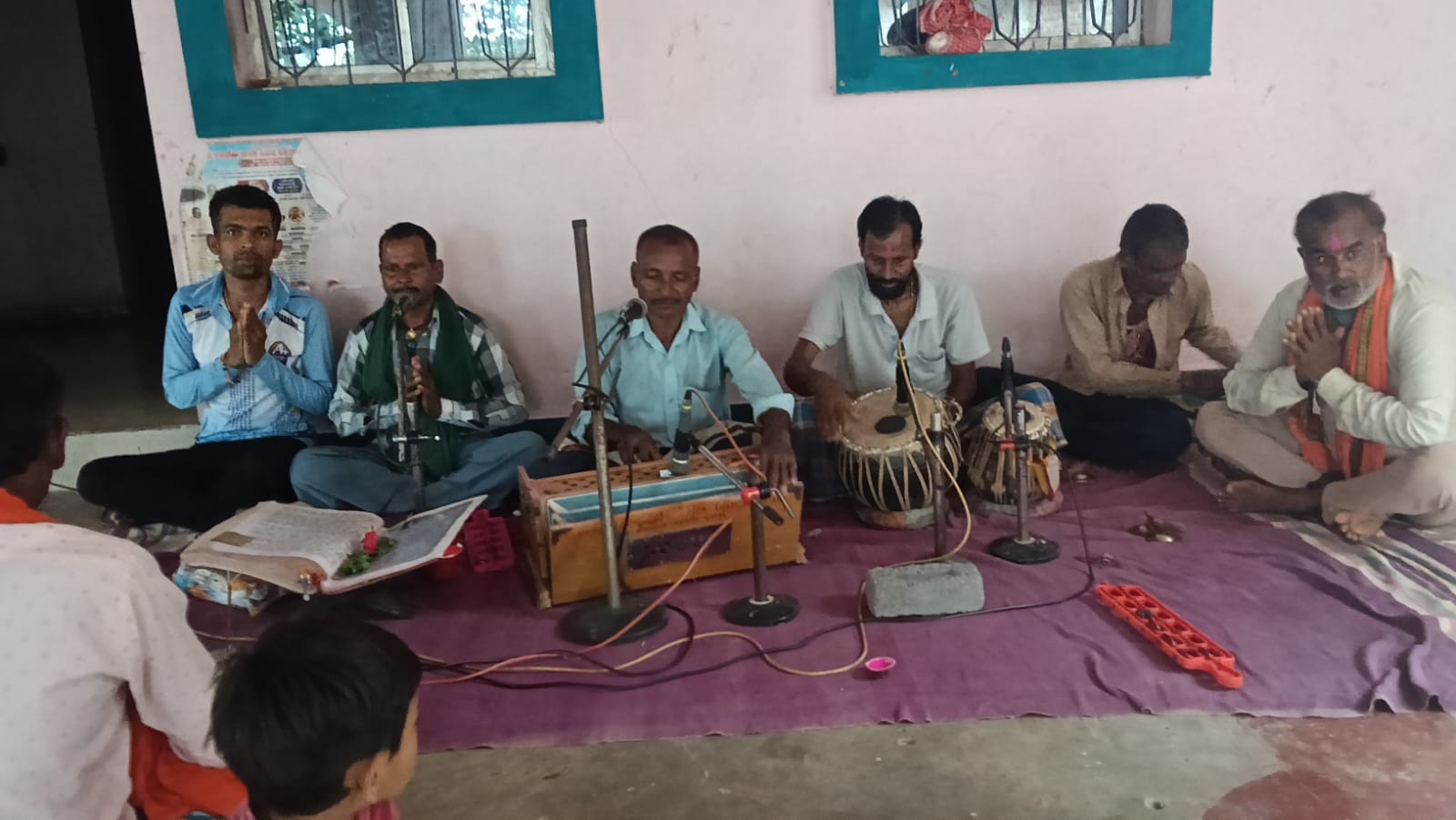 ग्राम बुंदेला में सावनाहिक रामायण चल रही है जिसमें लक्ष्मण राजपूत लोक गायक कथा प्रवचन सुनाए..