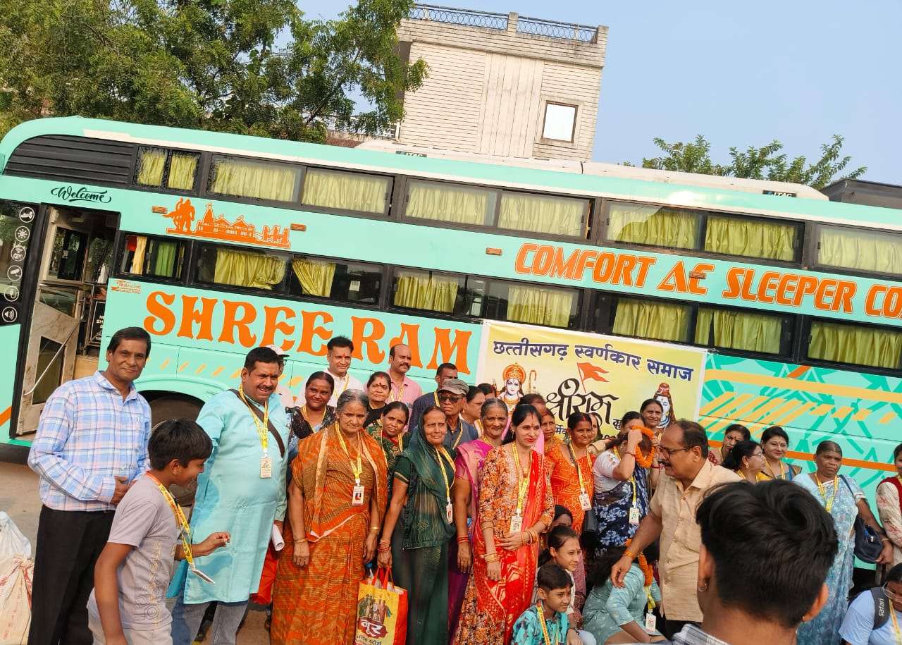 श्रीराम ग्रुप द्वारा आयोजित धार्मिक यात्रा !  छत्तीसगढ़ स्वर्णकार समाज का सप्त-दिवसीय तीर्थ यात्रा को गांधी भवन से हरी झंडी दिखाकर किया गया रवाना ।