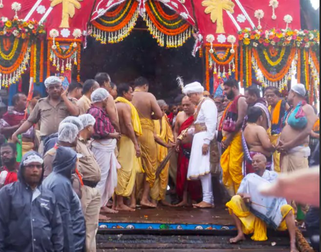 पुरी रथयात्रा, तीनों रथ गुंडिचा मंदिर पहुंचे:अब तीनों देवता 7 दिन मौसी के घर रहेंगे, दूसरे दिन 9 लाख श्रद्धालु जुटे
