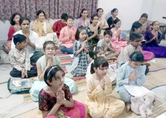 5-13 साल के बच्चे फर्राटे से बोलते हैं गीता के श्लोक भगवद गीता की शिक्षा दे रहा &lsquo;गीता परिवार