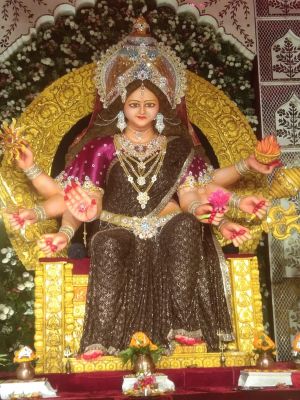 चांपा में विराजी मां दुर्गा प्रतिमा कर रही लोगों को भारी आकर्षित  राजस्थान के राज पैलेस के रूप में सजाया गया है दुर्गा पंडाल