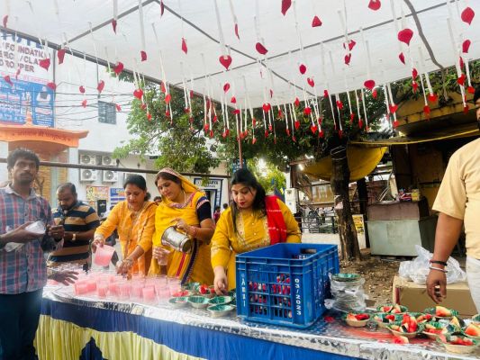 परशुराम जयंती पर सेवा का संदेश: सर्वब्राह्मण महिला परिषद ने किया फल व शरबत वितरण