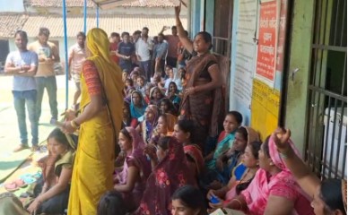 पत्थलगांव : विधायक का वादा छलावा ! शराब की दुकान हटाने की मांग पर महिलाओं का जोरदार प्रदर्शन