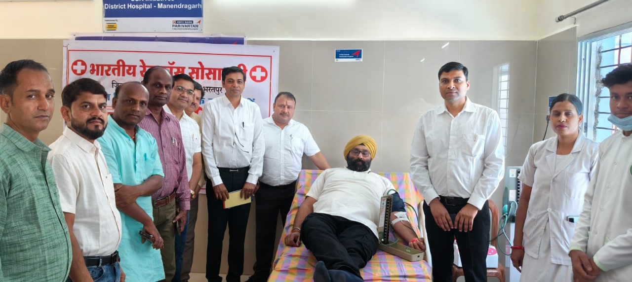 रेडक्रॉस सोसायटी द्वारा विश्व स्वास्थ्य दिवस पर मनेन्द्रगढ़ में आयोजित हुआ बृहद रक्तदान शिविर
