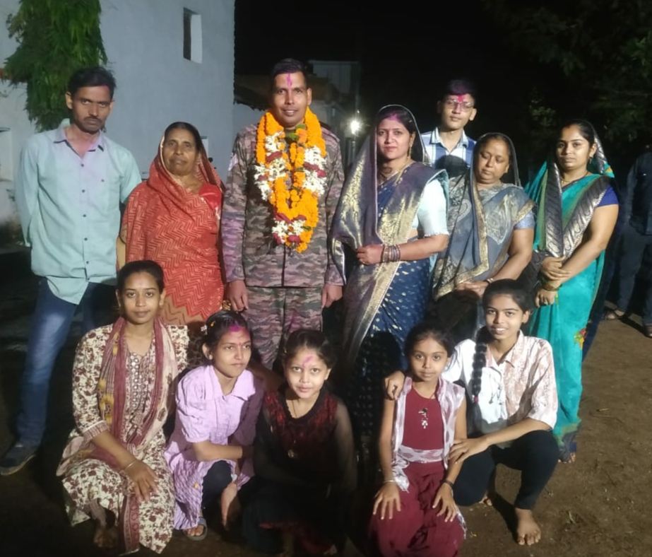 सेवानिवृत्ति के बाद सैनिक का आत्मीय स्वागत