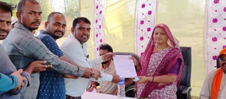 प्रतापपुर के ग्राम कोटेया में अधूरे सड़क निर्माण में ग्रामीणों ने जिला पंचायत अध्यक्ष को सौंपें ज्ञापन