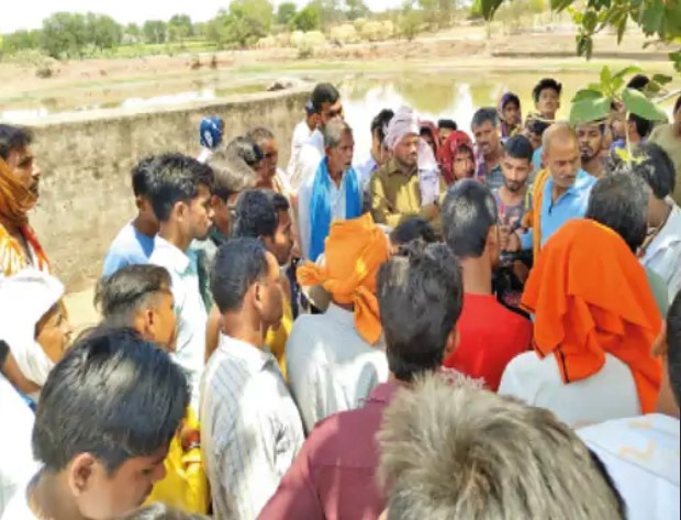 सकरी थाना क्षेत्र की ग्राम पंचायत गिरधौना का मामला:तालाब में डूबीं दो सगी बहनें, अवैध मुरुम खनन से बने गड्ढे ने ली जान