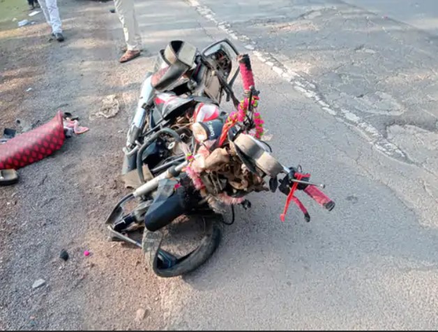 NH-30 पर कार-बाइक की टक्कर, पिता-पुत्री की मौत, दो घायल