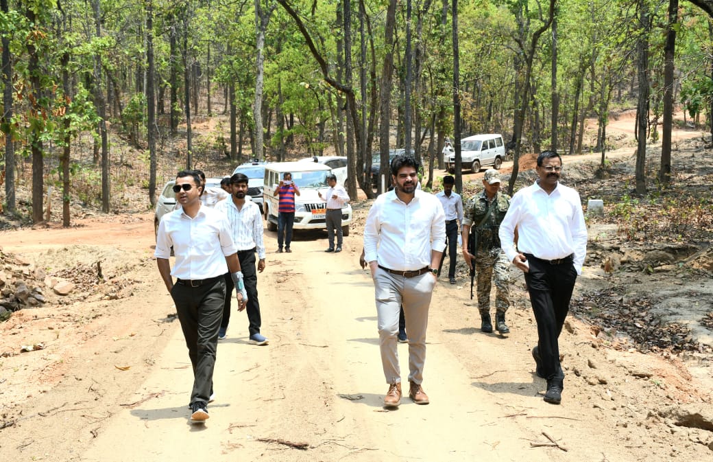 दूरस्थ अंचलों में पहुंचे कलेक्टर, एसपी और वनमण्डलाधिकारी   निर्माणाधीन सड़कों व पुल-पुलियों का लिया जायजा   पहाड़ी कोरवा ग्रामों में शीघ्र मिलेगी सुगम आवागमन की सुविधा 