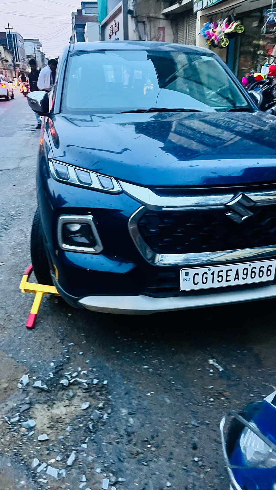 अम्बिकापुर में ट्रैफिक पुलिस की दबंगई! रोड के किनारे 2 मिनट के लिए खड़ी गाड़ी को किया लॉक, चालान के नाम पर निजी खाते में वसूले ₹500