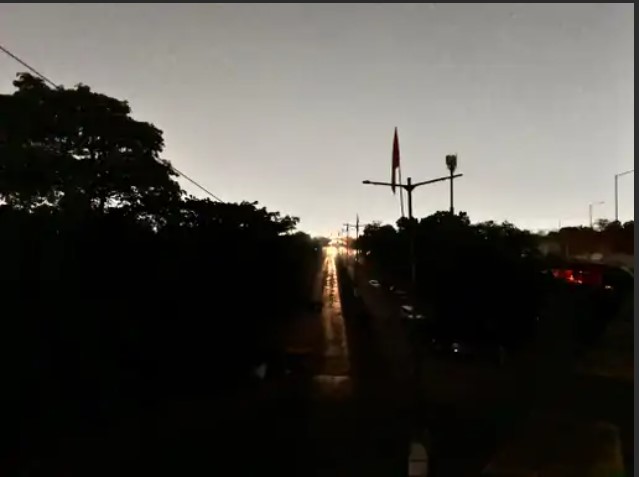 भिलाई में सायरन बजते ही ब्लैकआउट:घर-दुकानों की लाइटें बंद, गाड़ियां अचानक रुकीं; अंधेरे में हवाई हमले से बचने की जानकारी देते रहे अफसर