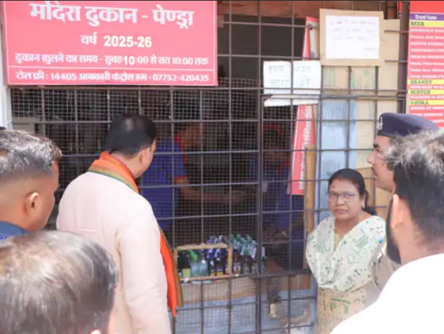 स्वास्थ्य मंत्री पहुंचे शराब दुकान, भूपेश ने कसा तंज