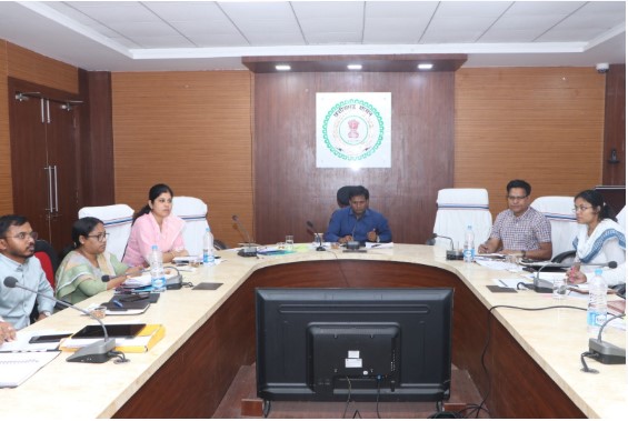 कलेक्टर व डीआईजी/एसएसपी सूरजपुर ने कानून व्यवस्था के संबंध में अधिकारियों की ली बैठक
