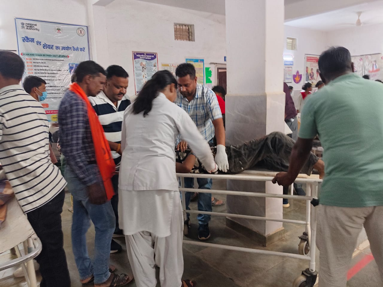 बारातियों से भरी बस खाई में गिरी, महिला समेत 3 की मौत, 53 घायल, 7 रेफर, कलेक्टर राजेंद्र कटारा पहुंचे बलरामपुर जिला अस्पताल