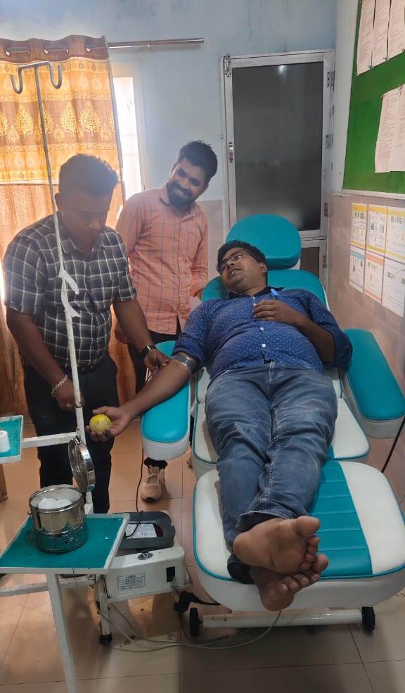 रक्तदान बना जीवनदान: डॉक्टर ने निभाई मानवता की जिम्मेदारी  पण्डो महिला को समय पर खून देकर बचाई जान