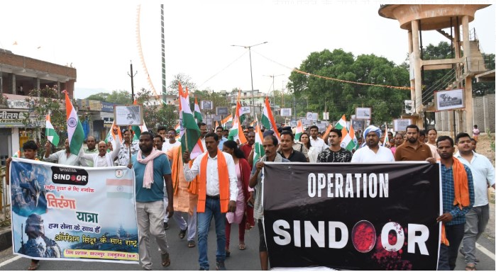 तिरंगे के रंग में रंगा बलरामपुर,  गूंजे भारत माता की जय के नारे&rsquo;  ऑपरेशन सिंदूर के लिए वीर शौर्य जवानों को दी गई सलामी