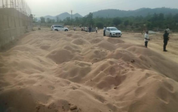 अवैध रेत परिवहन एवं भण्डारण पर की गई कार्यवाही