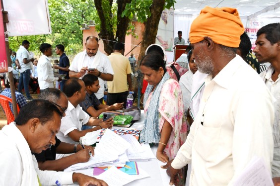गांव-गांव पहुंच रहा शासन-प्रशासन  जनसमस्याओं का हो रहा समाधान  ग्रामीणों को मिल रहा योजनाओं का सीधा लाभ