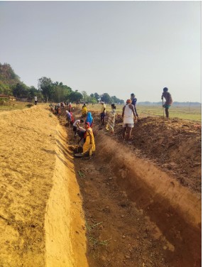 लेहदा नाला के गहरीकरण एवं सफाई होने से 80 परिवार हो रहे लाभान्वित  नहर के माध्यम से ग्रामीणों तक पहुंच रहा पानी