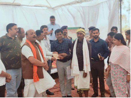 सुशासन तिहार 2025 के अंतर्गत जनपद पंचायत प्रतापपुर के ग्राम टुकुडांड में समाधान शिविर का किया गया आयोजन  कलेक्टर श्री जयवर्धन ने की बाल विवाह रोकने की अपील