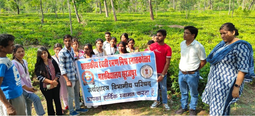 शासकीय महाविद्यालय सूरजपुर के अर्थशास्त्र विभाग के विद्यार्थियों ने किया जशपुर चाय बगान का शैक्षणिक भ्रमण