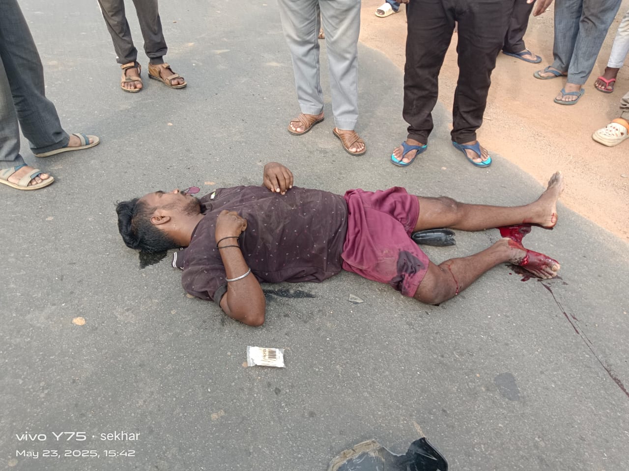 लैलूंगा में सिस्टम हुआ फेल - घायल तड़पता रहा सड़क पर, पत्रकार ने बचाई जान...!