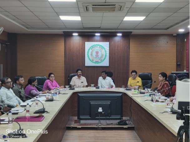 रोड सेफ्टी को लेकर कलेक्टर ने ली अधिकारियों की बैठक