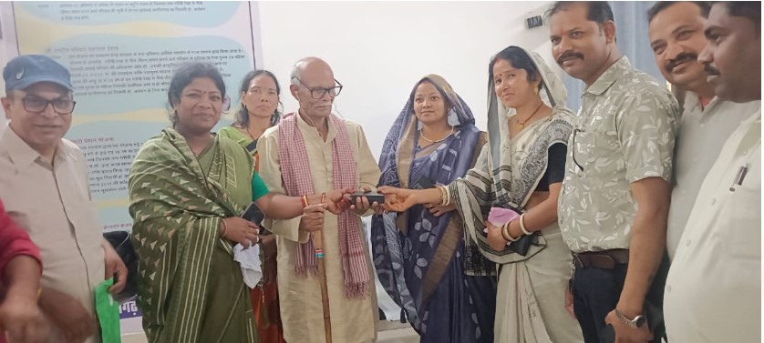 जिला अस्पताल सूरजपुर में श्रवण बाधित व्यक्तियों को जांच के बाद श्रवण यंत्र किया गया प्रदाय