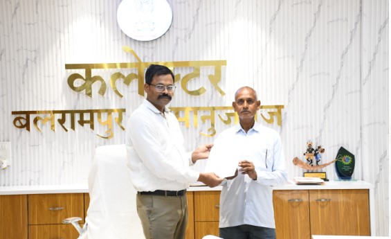 सेवानिवृत्ति तिथि पर ही मिली पेंशन स्वीकृति  कलेक्टर ने दी शुभकामनाएं