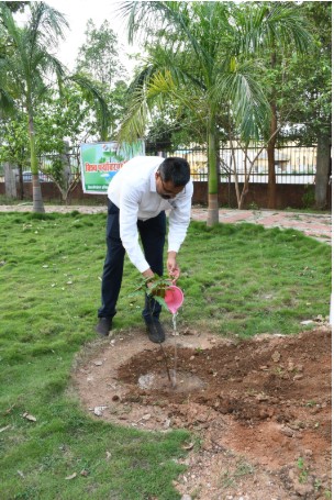कलेक्टर ने वृक्षारोपण कर दिया अवश्य मतदान करने का संदेश  हर पेड़ की जड़ की तरह भी प्रत्येक वोट लोकतंत्र की मजबूती का प्रतीक