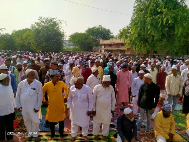 ईद-उल-अजहा के अवसर पर खरसिया मुस्लिम समुदाय ने नमाज अदा की  नमाज अदा करने के बाद शेख अल्ताफ द्वारा सलाम पड़ी गई