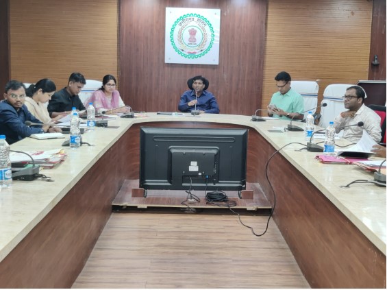 &rsquo;धरती आबा जनजातीय ग्राम उत्कर्ष अभियान&rsquo;&rsquo; व &nbsp; अंतरराष्ट्रीय योग दिवस की तैयारियों को लेकर कलेक्टर ने अधिकारियों को दिये आवश्यक दिशा निर्देश  -समय सीमा की बैठक सम्पन्न