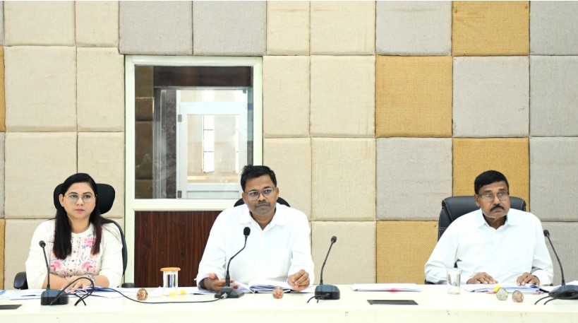 अमानक खाद-बीज के विक्रय पर कड़ी कार्यवाही करने के दिये निर्देश  *स्वास्थ्य शिविर एवं मौसमी बीमारियों के लिए आवश्यक तैयारियां करें सुनिश्चित:- कलेक्टर