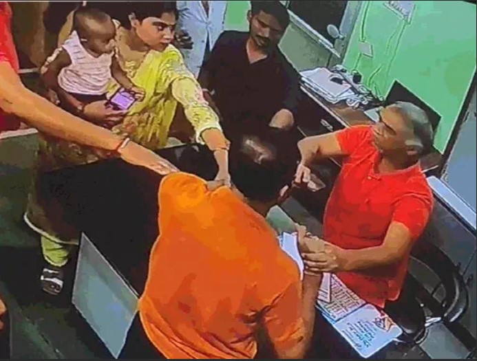 क्लिनिक में घुसकर डॉक्टर को मारा एक थप्पड़