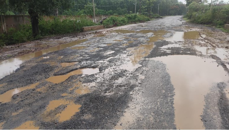 चौकिए मत ! ये है एनएच 343, शुरुआती बारिश में ही बह गई जिम्मेदारों की जिम्मेदारी, क्या शासन और प्रशासन को नहीं आती आम जनता की तकलीफों पर दया?