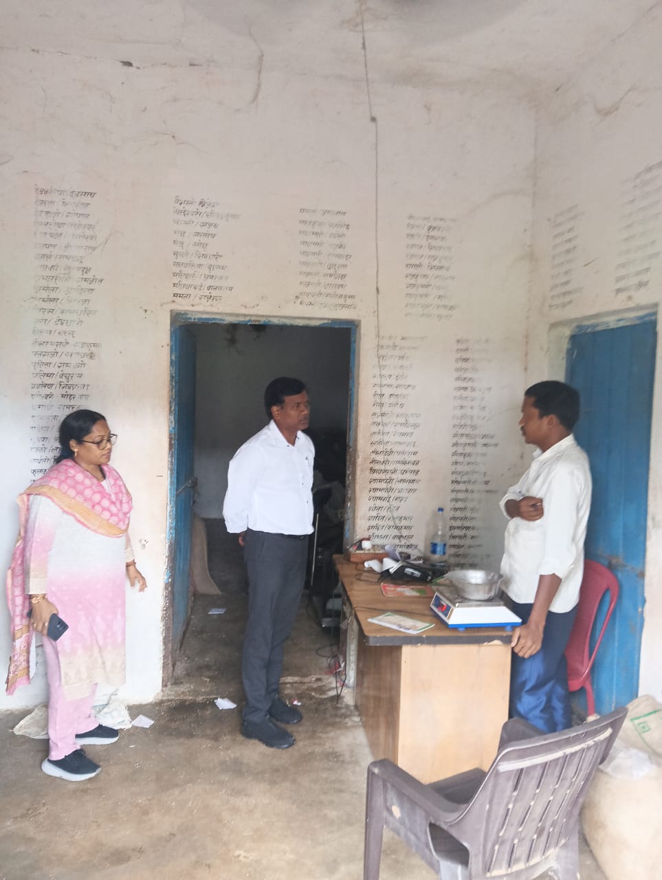 *कलेक्टर ने प्रतापपुर क्षेत्र में उचित मूल्य दुकानों का निरीक्षण कर हितग्राहियों से की चर्चा