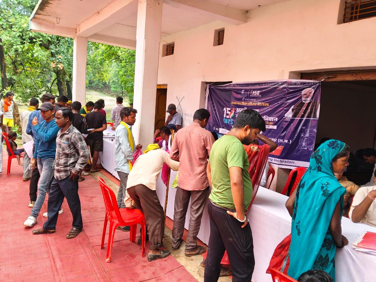 धरती आबा अभियान के तहत जनजातीय समुदाय बाहुल्य ग्रामों में प्रतिदिन शिविर का किया जा रहा है आयोजन