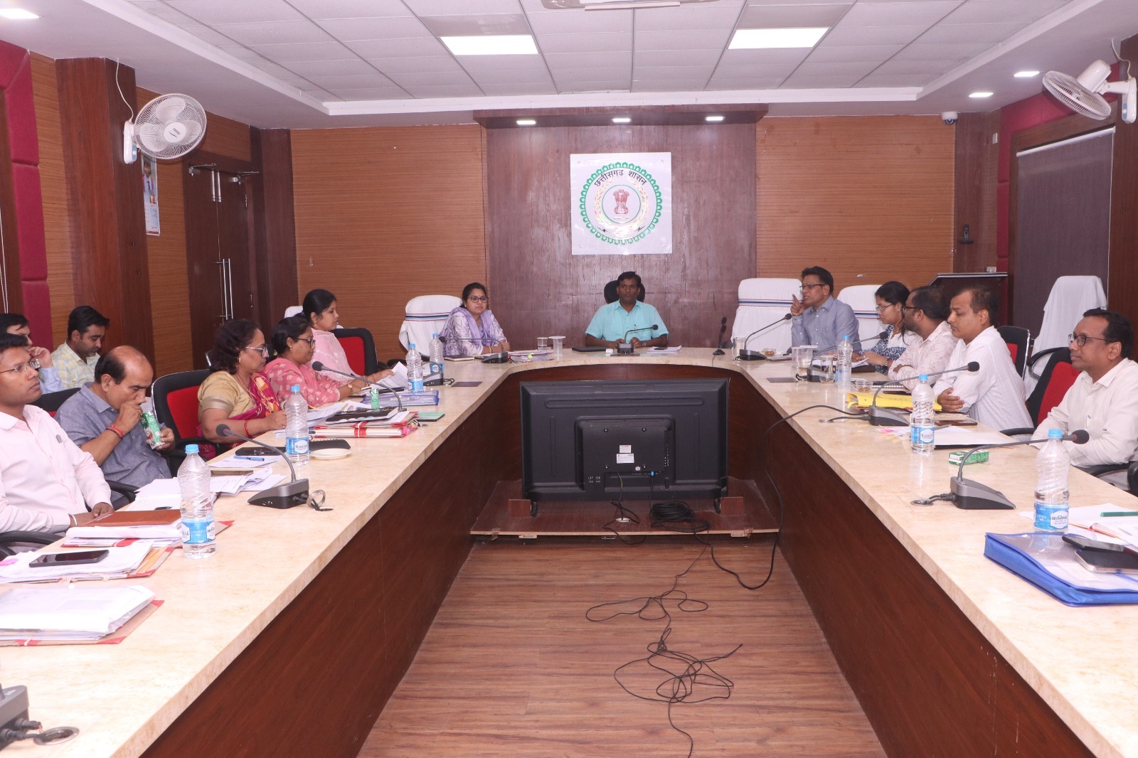 फ्लैगशिप योजनाओं के क्रियान्वयन को दे प्राथमिकताः- कलेक्टर  -योजनाओं के लक्ष्य की समयबद्ध पूर्ति सुनिश्चित की जाये  -योजनाओं के प्रभावी क्रियान्वयन हेतु नियमित मॉनिटरिंग और समन्वय से करे कार्य