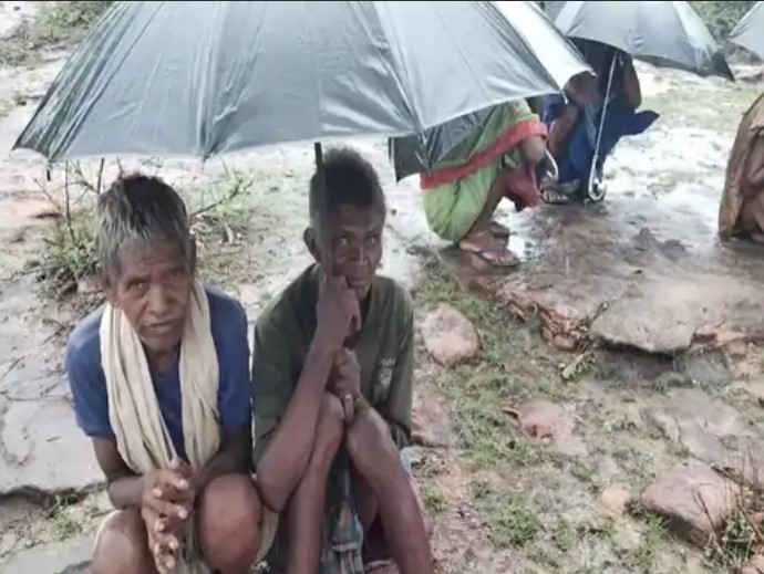 राशन के लिए 5 किलोमीटर पहाड़ चढ़ रहे बुजुर्ग:मोबाइल कनेक्टिविटी नहीं होने से जद्दोजहद; प्रक्रिया ऑफलाइन करने की मांग