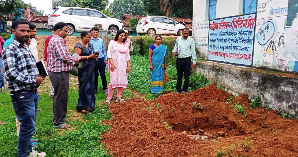 जिला पंचायत सीईओ ने किया राजपुर विकासखंड का सघन दौरा  घर-घर श्रमदान से सोख्ता गड्ढा निर्माण का किया अवलोकन  मोर गांव मोर पानी&rsquo; अभियान अंतर्गत जल संरक्षण के लिए श्रमदान में जुटे ग्रामीण