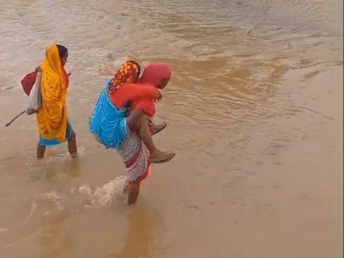 पैदल चलकर मितानिन ने प्रसूता को  पहुंचाया अस्पताल; जशपुर 